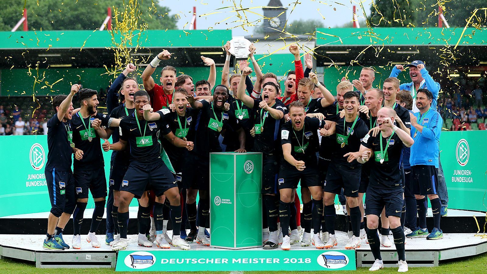 
                <strong>U19 von Hertha BSC schreibt Geschichte!</strong><br>
                Berlins goldene Generation hat geliefert! Erstmals in der Geschichte von Hertha BSC hat die U19 dank eines 3:1 gegen Schalke 04 die deutsche A-Jugend-Meisterschaft gewonnen. Profi-Trainer Pal Dardai trainierte den starken Jahrgang von 1999 einst selbst und darf sich nicht nur wegen seines Sohnes auf die talentierten Juniorenmeister freuen. ran.de zeigt euch die größten Talente.
              