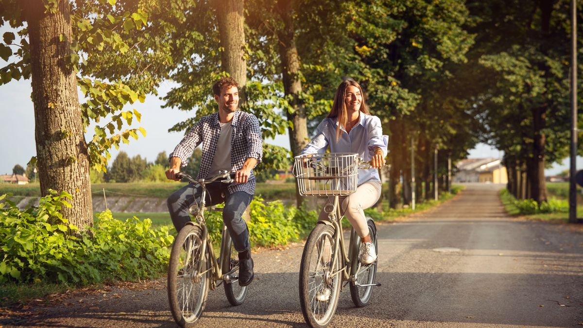 Pärchen fährt auf ihren Fahrrädern durch eine Ale