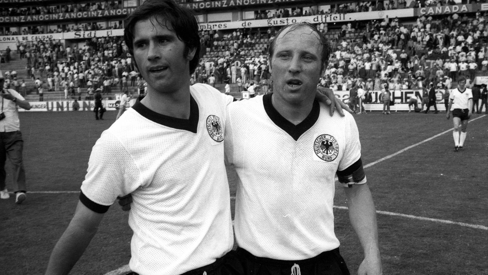 
                <strong>1970 in Mexiko (Platz drei)</strong><br>
                Können Uwe Seeler und Gerd Müller zusammen spielen? Die Frage beschäftigte Fußball-Deutschland. Die Antwort gab das Duo bereits im ersten Spiel. Beim 2:1 gegen Marokko erzielte jeder einen Treffer.
              