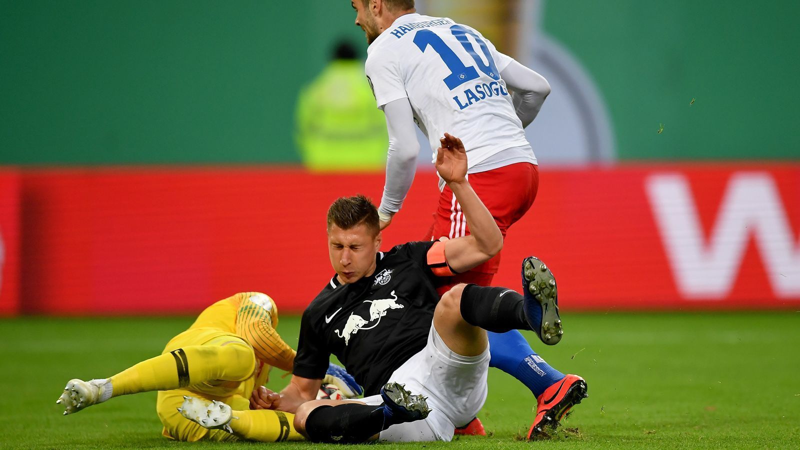 
                <strong>Willi Orban (RB Leipzig)</strong><br>
                Souveräner Auftritt, hat in der Defensive meist alles im Griff und ist zur Stelle, wenn er gebraucht wird. Umsichtig bei der Ballverteilung. ran-Note: 2
              