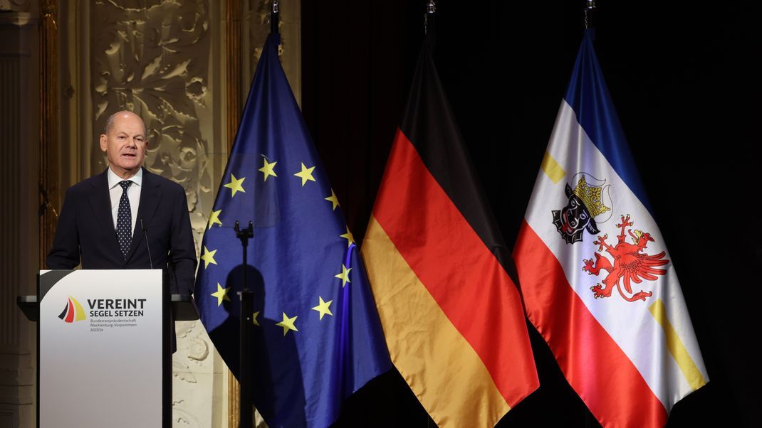 Bundeskanzler Scholz betonte beim Tag der Deutschen Einheit das fortgeschrittene, aber unvollendete Zusammenwachsen von Ost und West und rief zu mehr Angleichung und Anerkennung für Ostdeutsche auf.