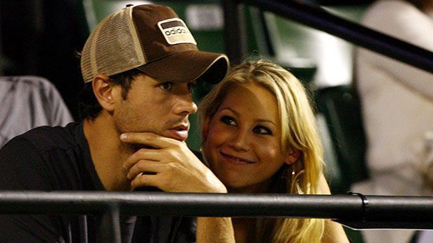 
                <strong>Anna Kournikova anno 2002</strong><br>
                Anna Kournikova und die Männer: 2001 heiratete sie den russischen Eishockey-Star Sergei Fjodorow. Doch kurz darauf folgte die Trennung. Nun ist sie mit dem Schmuse-Sänger Enrique Iglesias (links) liiert.
              