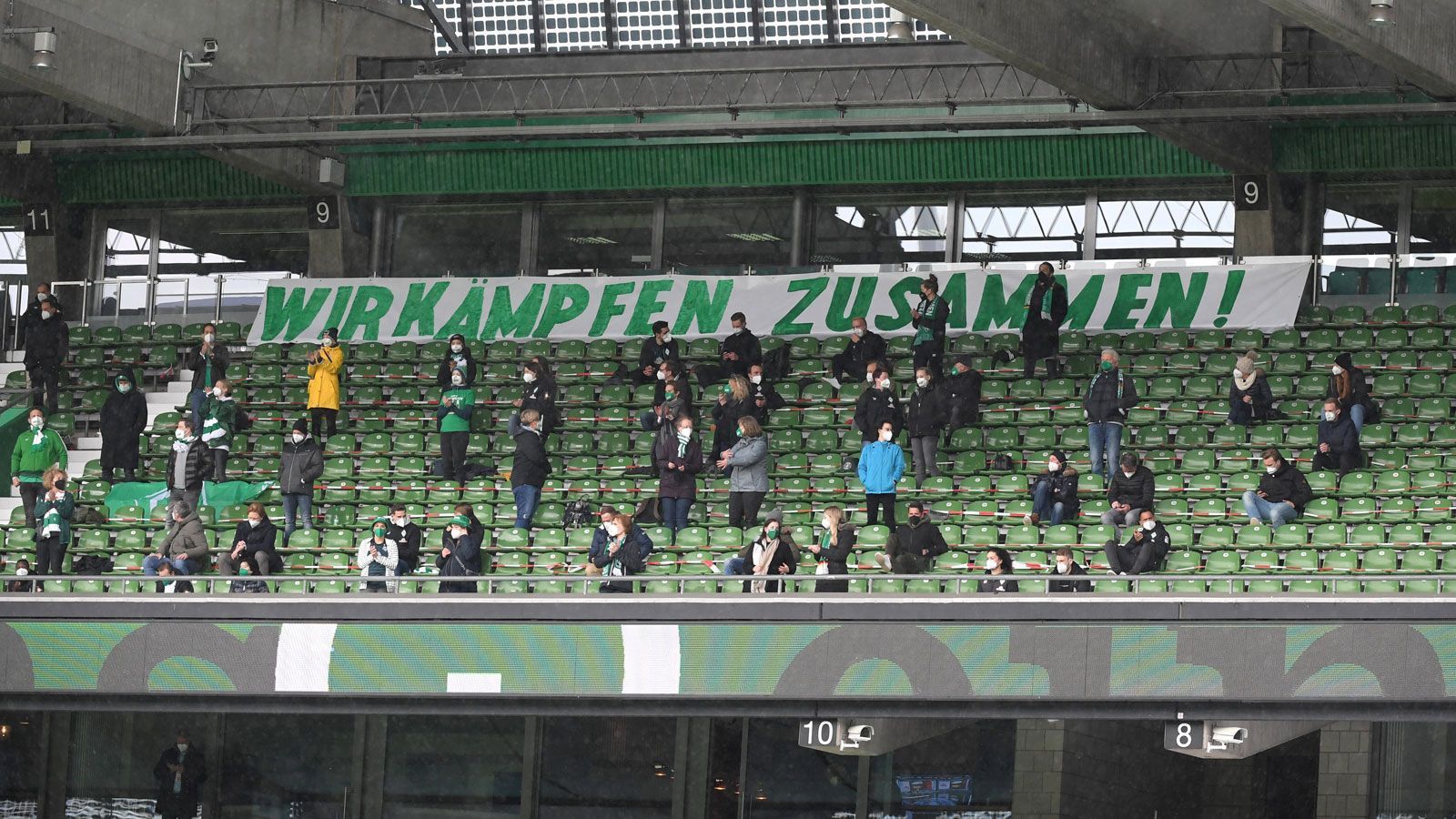 
                <strong>Bremen: Unterstützung von den Rängen</strong><br>
                Einige SVW-Mitarbeiter der Geschäftsstelle drücken auf der Tribüne die Daumen.
              