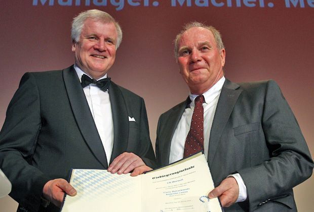 
                <strong>Horst Seehofer (Ministerpräsident in Bayern)</strong><br>
                "Ich bin zuallerst menschlich betroffen, weil eine Freiheitsstrafe natürlich für jeden Menschen, und damit auch für Uli Hoeneß, ein gravierender Eingriff ist."
              