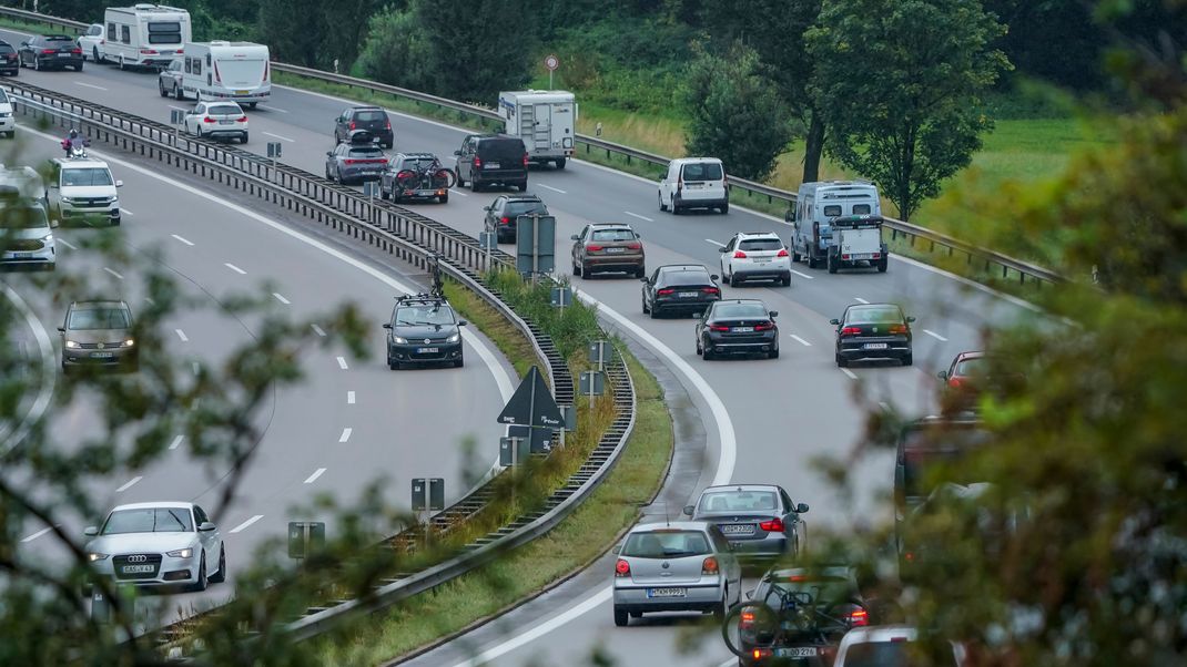 Stockender Verkehr auf der Autobahn A8 München-Salzburg zwischen Bad Aibling und dem Irschenberg.