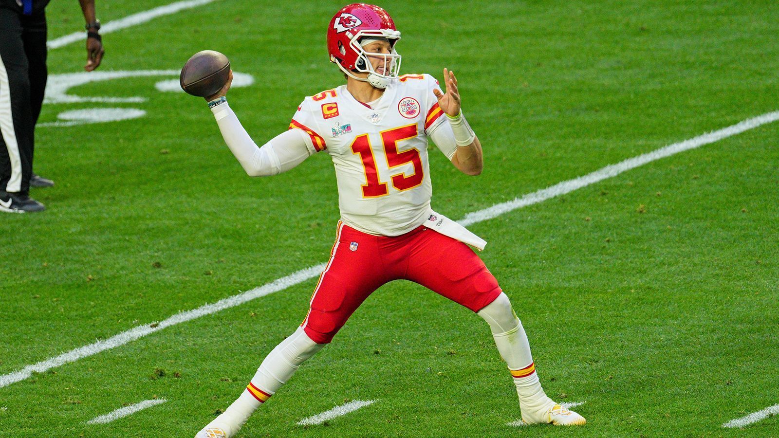 
                <strong>Patrick Mahomes (Kansas City Chiefs)</strong><br>
                Apropos Patrick Mahomes. Der zweimalige Super-Bowl-Champion und MVP wird vom neuen Quarterback der Houston Texans direkt nach Jalen Hurts genannt. Verwundert dürfte darüber niemand sein. Mahomes gehört seit Jahren zu den besten Spielmachern der Liga und ist ein Aushängeschild der NFL.
              