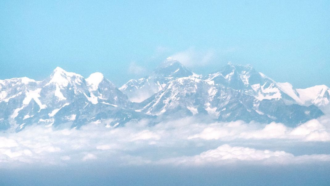 Blick aus dem Flugzeug auf das Himalaya-Gebirge mit dem Mount Everest.