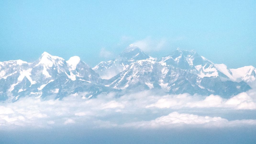 Blick aus dem Flugzeug auf das Himalaya-Gebirge mit dem Mount Everest.