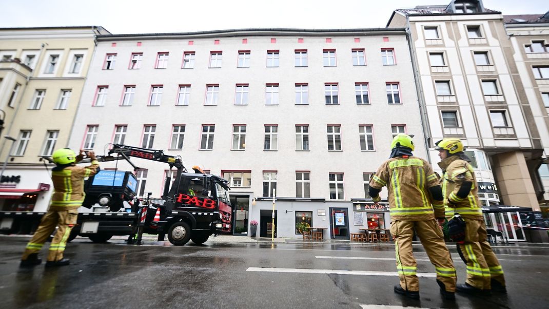 THW im Einsatz in Berlin-Mitte – Teile des Dachstuhls werden abgetragen.