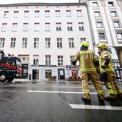 Feuerwehr räumt Haus in Berlin-Mitte wegen Einsturzgefahr