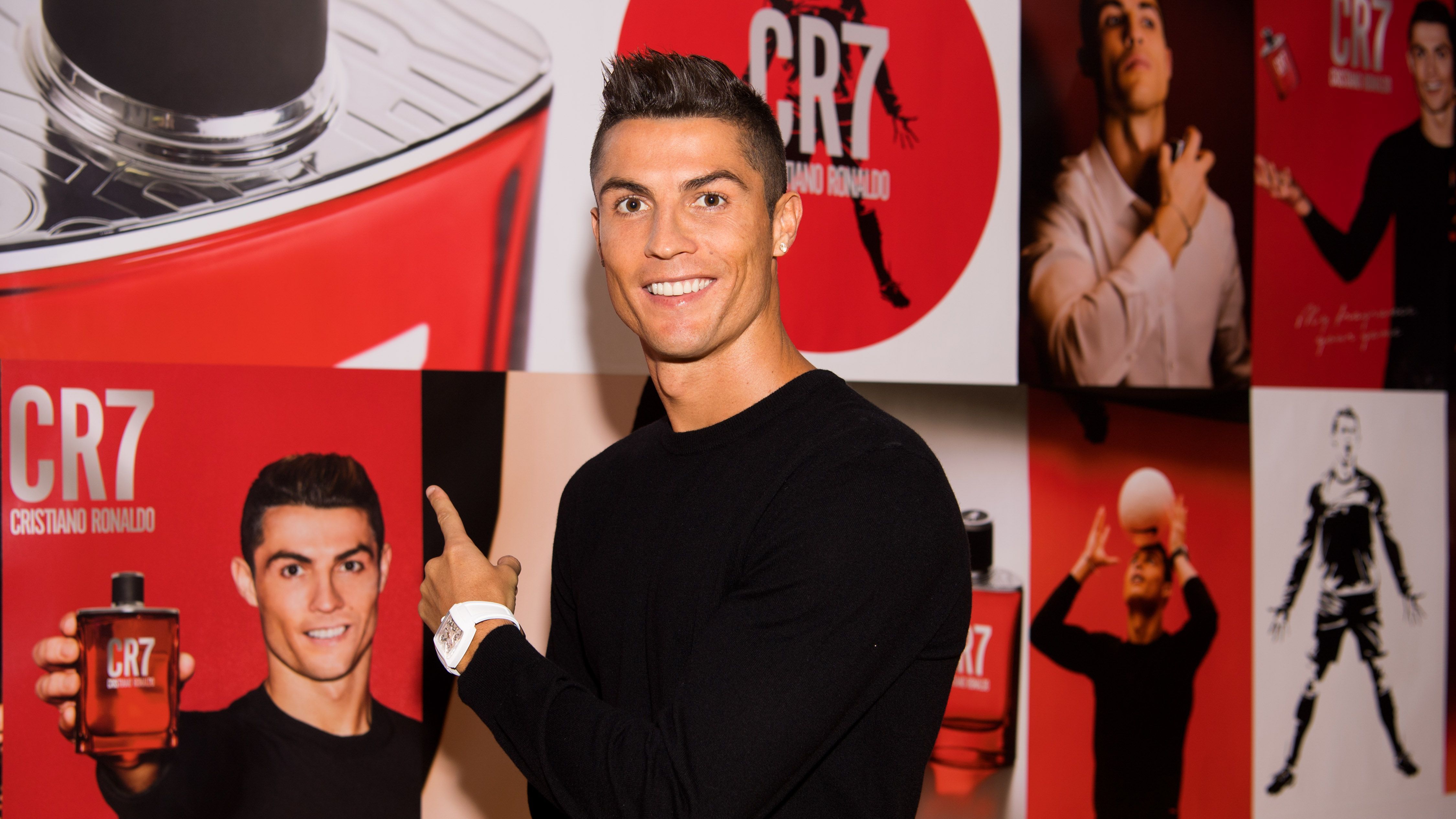 <strong>Cristiano Ronaldo</strong><br>Als König des Marketings vermarktet Cristiano Ronaldo eigentlich alles, was man vermarkten kann: Von Parfüm, über eine Unterwäsche- und Men’s Wear-Kollektion, bis hin zu einer eigenen Hotelkette - alles läuft unter der Marke "CR7". Nebenbei ist er Museumsgründer. Im Dezember 2013 eröffnete Ronaldo in seiner Heimat Funchal auf Madeira das eigenes Museum.