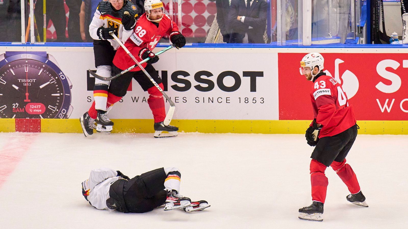 <strong>Unglücksrabe des Spiels</strong><br>Es sollte einfach nicht mit einem Treffer für J.J. Peterka klappen. Der deutsche NHL-Star kommt das ein oder andere Mal in aussichtsreicher Position zum Abschluss, hat aber nicht das nötige Scheibenglück. Muss dazu einen üblen Hit gegen das Knie einstecken, der durchaus eine größere Strafe nach sich ziehen hätte können.