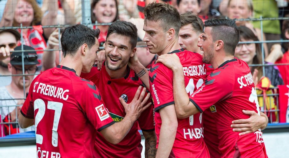 
                <strong>SC Freiburg</strong><br>
                Nach Platz sieben in der Vorsaison ist die Doppelbelastung aus Bundesliga und Europa League sowie zahlreiche Verletzungen dem SC Freiburg fast zum Verhängnis geworden. Auffällig war vor allem die eklatante Auswärtsschwäche mit nur einem Sieg auf fremdem Platz. Mit Rang 15 kam die Mannschaft von Trainer Christian Streich noch einmal mit einem blauen Auge davon. ran-Note: 4
              