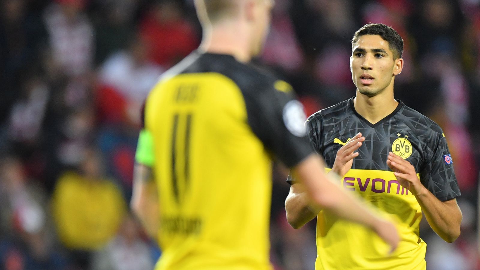 
                <strong>Achraf Hakimi (Borussia Dortmund)</strong><br>
                Verliert in der 8. Minute ein Luftduell gegen Peter Olayinka, bei dem er Glück hat, dass Bürki gut reagiert und den frühen Rückstand verhindert. In der Folge schaltet sich Hakimi häufig in die Offensive mit ein und sorgt kurz vor der Halbzeit mit seinen unwiderstehlichen Antritten für Gefahr. In der zweiten Halbzeit lässt Hakimi über seine Seite nichts mehr zu und nutzt die schwache zweite Halbzeit von Slavia, um sich häufiger in den Angriff einzuschalten. ran-Note: 3
              