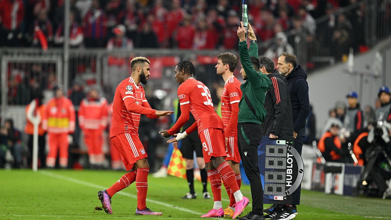 
                <strong>Mathys Tel (FC Bayern München)</strong><br>
                Quirliger Auftritt des jungen Stürmers, der in der 71. Minute ins Spiel kommt. Trifft sogar, aber das Tor wird zurecht nicht gegeben. Zeigt als einer der wenigen Bayern echten Mut beim Abschluss. Bester Beweis: Sein Schuss aus der Drehung in der 85. Minute. Darauf kann man aufbauen. ran-Note: 2
              