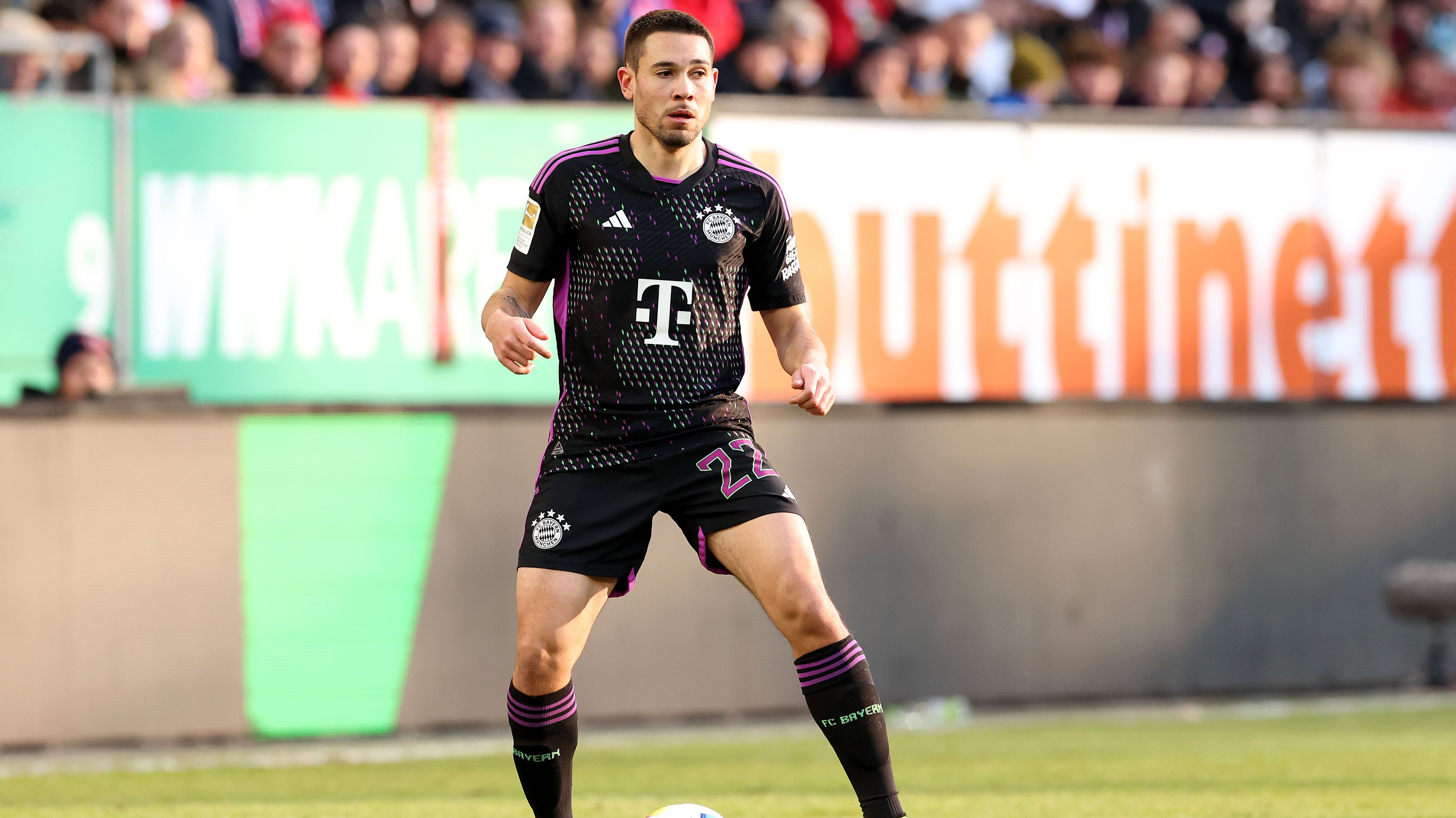 <strong>Raphael Guerreiro - BLEIBT</strong><br>Der Tuchel-Liebling, der im Sommer 2023 ablösefrei vom BVB kam, wird laut "Sport Bild" vor allem aufgrund seiner Vielseitigkeit geschätzt - kann hinten Links, im Mittelfeldzentrum oder auf dem Flügel eingesetzt werden. Alleine aufgrund dieser Variabilität soll der bis 2026 gebundene Guerreiro auch nach dem Abgang von Förderer Tuchel seinen Platz sicher haben - trotz Verletzungsanfälligkeit