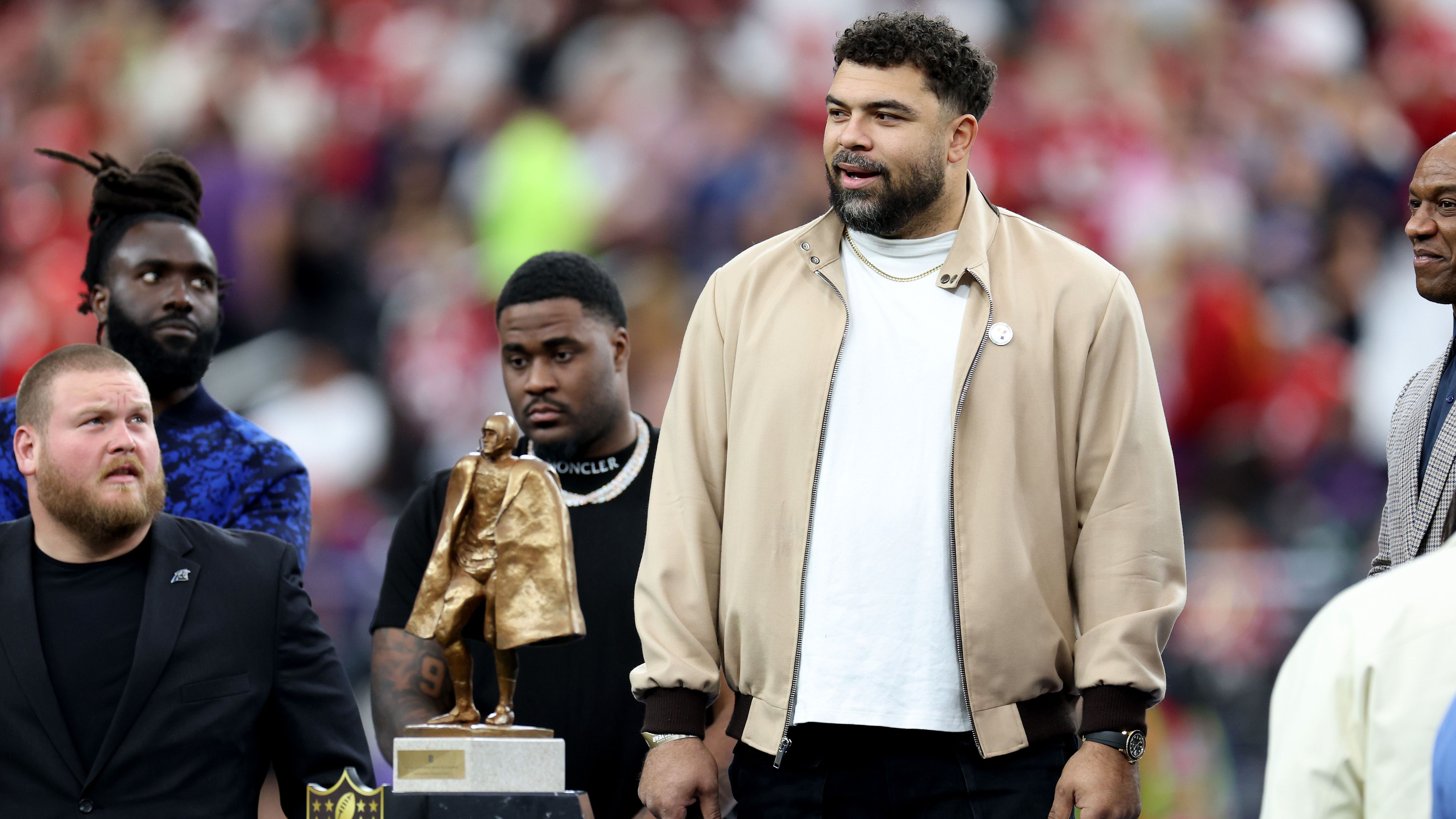 <strong>Nachfolger von Cam Heyward gesucht</strong><br>Im Vorjahr sicherte sich Cameron Heyward die Trophäe. Der Defensive Lineman der Pittsburgh Steelers wurde für seine außergewöhnliches soziales Engagement belohnt. Auch Top-Stars wie Peyton Manning und J.J. Watt gewannen den Award einst. <strong><em>ran</em></strong> schaut auf die 32 Nominierten aus 2024.