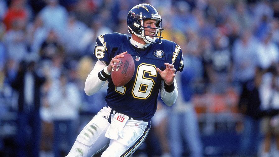 
                <strong>Ryan Leaf, Quarterback - San Diego Chargers (Pick 2, 1998)</strong><br>
                Es war die große Frage vor dem NFL Draft 1998. Wer ist besser: Peyton Manning oder Ryan Leaf. Die Antwort dürfte wohl mittlerweile jeder Fan kennen. In seiner ersten Saison warf Leaf zwei Touchdowns und 15 Interceptions. Auch im weiteren Verlauf seiner Karriere sollte er sich nicht steigern können. Der Quarterback wurde nach nur drei Spielzeiten von den Chargers entlassen.
              