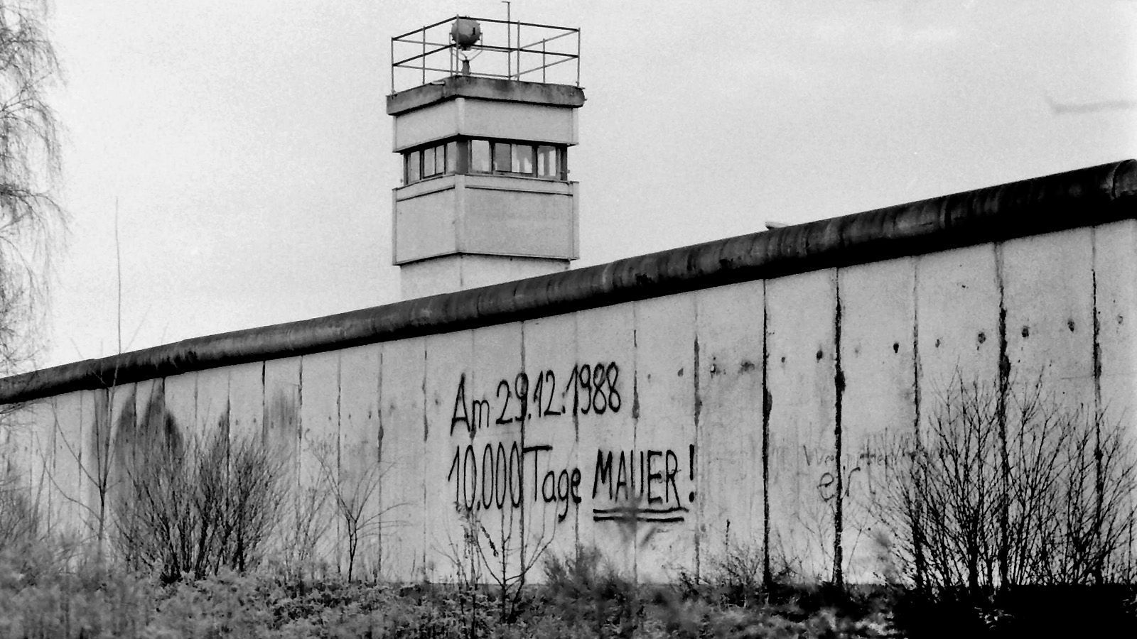 
                <strong>Die Mauer steht noch</strong><br>
                Zu jener Zeit steht noch die Mauer, trennt Deutschland in die Bundesrepublik und die DDR. Am 29. Dezember 1988 gibt es die Mauer 10.000 Tage zwischen Berlin-West und Ost.
              