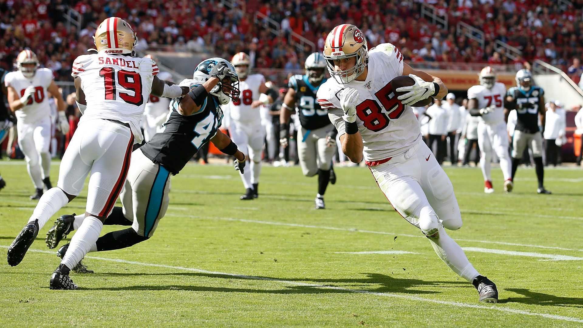 
                <strong>Platz 10: San Francisco 49ers </strong><br>
                Bleiben die Receiver in der Bay Area in der kommenden Saison durchgehend fit, stünden sie in diesem Ranking wohl weiter vorne. Anführer der 49ers-Passempfänger ist eindeutig George Kittle (r.), der nach Travis Kelce als der zweitbeste Tight End der Liga gilt. Auf der Wide-Receiver-Position hat Head Coach Kyle Shanahan mit Deebo Samuel (l.) und Brandon Aiyuk zwei herausragende Individualisten, die perfekt in das lauflastige System von San Francisco passen. Beide stellen ihre Stärken bei Screen Pässen und Yards nach dem Catch perfekt unter Beweis, können allerdings auch im Eins-gegen-Eins den Gegenspieler schlagen. Besonders Kittle und Samuel offenbarten in der vergangenen Saison jedoch ihre Verletzungsanfälligkeit, weshalb sie im Ranking etwas fallen. 
              
