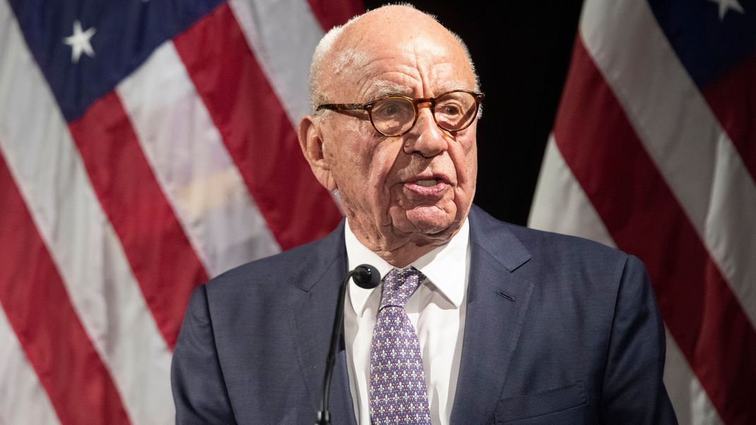 Medienmogul Rupert Murdoch hat seinen Rücktritt als Vorsitzender der Medienunternehmen Fox und News Corporation erklärt. Nachfolger wird sein Sohn Lachlan.