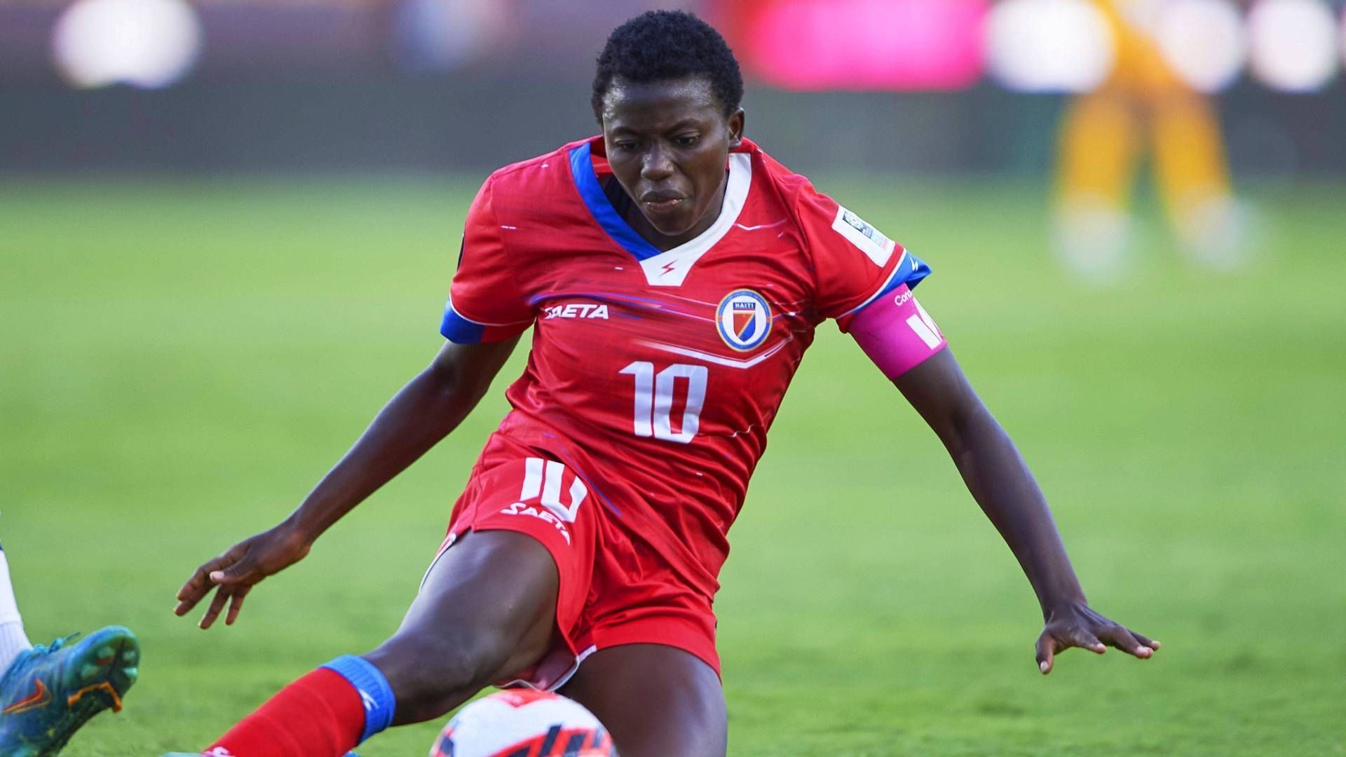 
                <strong>Haiti - Nerilia Mondesir</strong><br>
                Haiti ist einer der insgesamt acht Neulinge bei der WM 2023. Große Stars sucht man hier vergebens, am ehesten könnte sich wohl noch Stürmerin Nerilia Mondesir in den Vordergrund spielen.
              