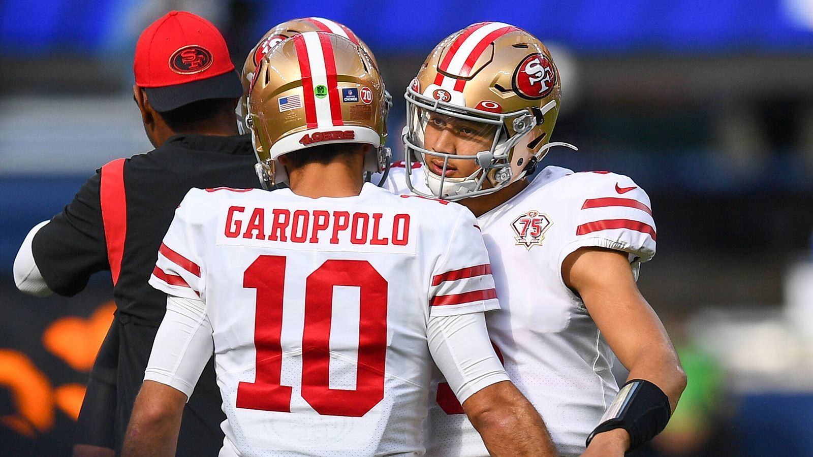 
                <strong>Jimmy Garoppolo vs. Trey Lance</strong><br>
                Zwar kursieren seit Monaten Gerüchte über einen Trade von Quarterback Jimmy Garoppolo, Stand heute steht er aber noch im Kader der San Francisco 49ers. Head Coach Kyle Shanahan betonte vor einigen Wochen, dass er noch immer davon ausgehe, dass Garoppolo das Team per Trade verlässt, wollte aber auch nicht ausschließen, dass er kommende Saison noch bei den 49ers unter Vertrag stehen könnte. Es würde ein Duell um den Starter-Posten entfachen. 
              