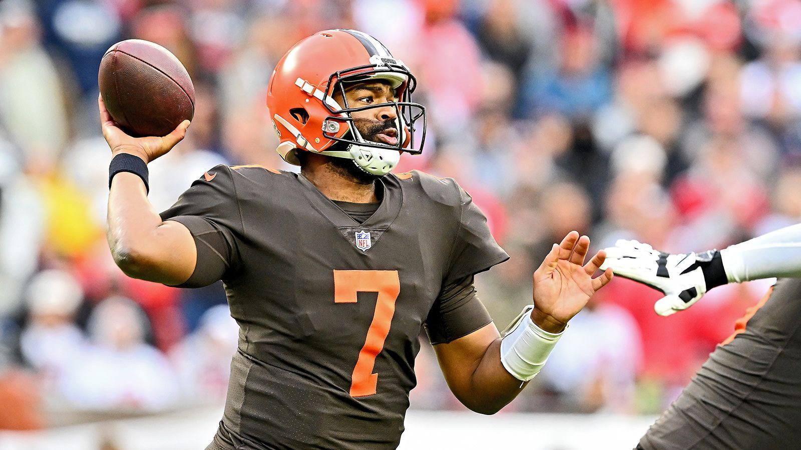 
                <strong>Jacoby Brissett (31 Jahre, zuletzt bei den Cleveland Browns)</strong><br>
                Gleiches gilt für Jacoby Brissett, der 2608 Passing Yards, zwölf Touchdowns und sechs Interceptions sammelte. Zu Fuß fügte er seinem Resümee weitere 243 Yards und zwei Touchdowns hinzu. Der 31-Jährige durchlief schon eine Vielzahl an schematischen Änderungen im Laufe seiner Karriere und punktet mit Spielintelligenz, solider Athletik und guter Wurfkraft.  
              