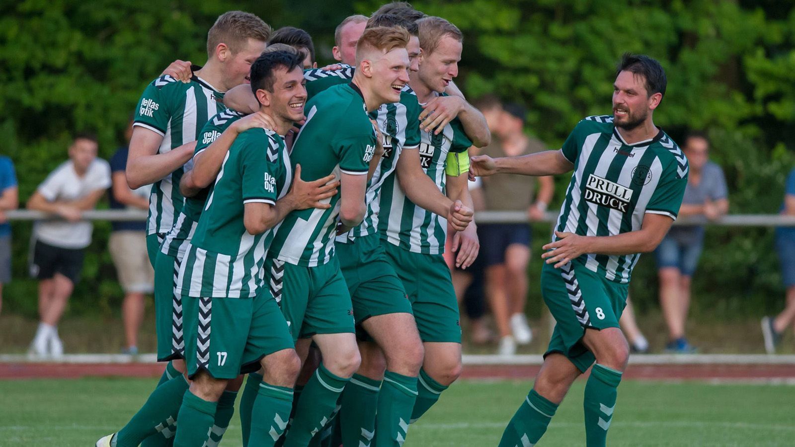 
                <strong>VfL Oldenburg: Erstmals überhaupt im DFB-Pokal</strong><br>
                Oldenburg hatte Glück und wurde gezogen. Damit tritt der Verein erstmals überhaupt im DFB-Pokal an. Trainer Lasse Otremba träumt von einer Sensation: "Wir müssen einen Sahnetag erwischen und Düsseldorf muss uns vielleicht auf die leichte Schulter nehmen."
              