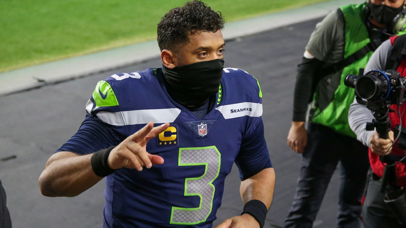 
                <strong>Russell Wilson zu den Bears? Die möglichen Trade-Kandidaten</strong><br>
                Die Gerüchte um Seattle Seahawks-Quarterback Russell Wilson reißen nicht ab. Zuletzt wurde nun vom "Chicago Tribune" berichtet, dass die Chicago Bears Wilson zur "Top-Priorität" ihrer Offseason auserkoren haben sollen. Doch um den 32-Jährigen wirklich zu bekommen, braucht es wohl einen Trade mit Draft-Picks und Spieler(n) des aktuellen Bears-Rosters. ran.de stellt mögliche Trade-Kandidaten bei den Chicago Bears vor. (Quelle: cbssports.com)
              