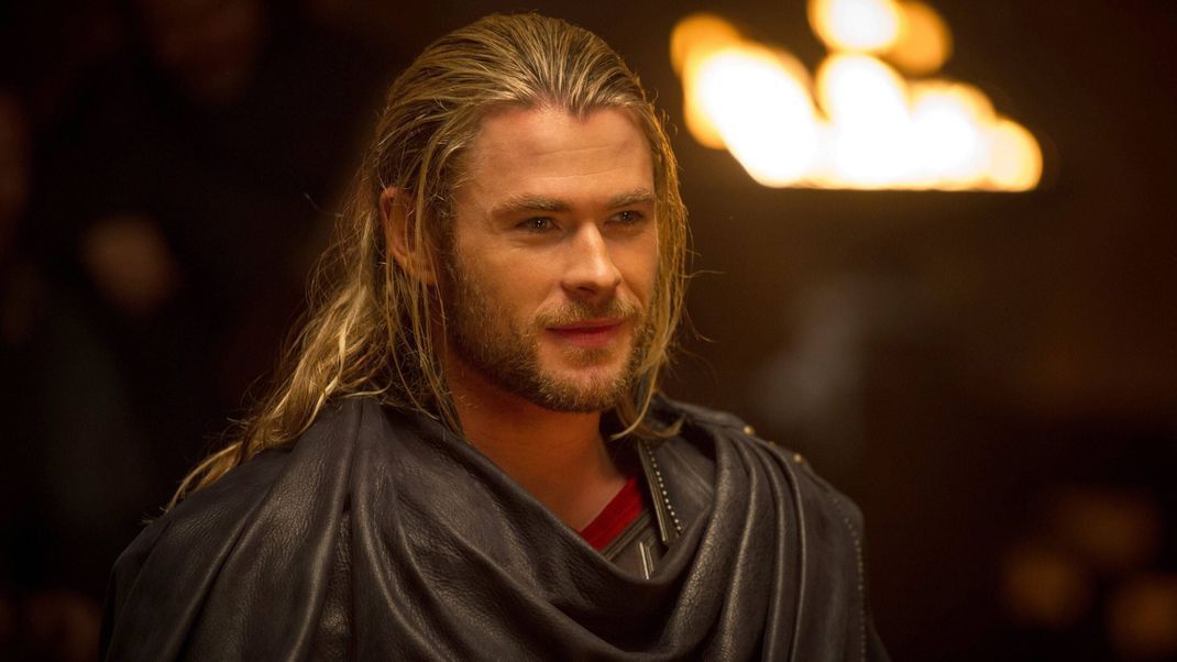 Chris Hemsworth mit langen Haaren im Film "Thor - The Dark Kingdom".