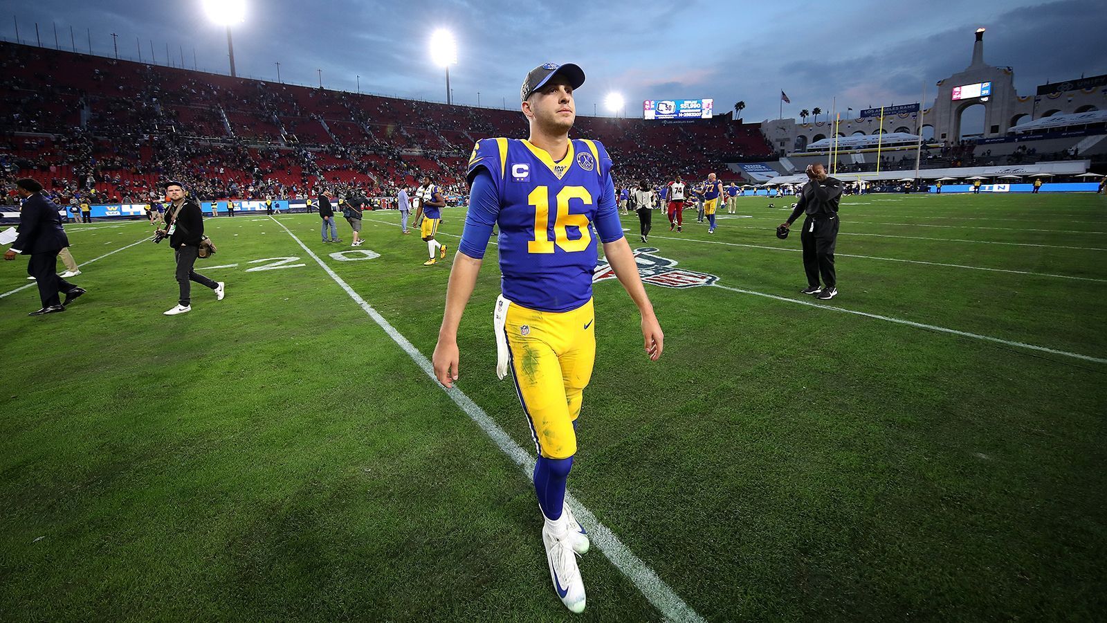 
                <strong>Monster-Vertrag für Quarterback</strong><br>
                Doch damit nicht genug der Geldprobleme: Quarterback Jared Goff und sein Mega-Deal nehmen weitere 36 Millionen Dollar (der höchste Wert aller NFL-Spieler) und damit 18 Prozent des Cap-Spaces ein. Für einen Signal Caller, der sich letzte Saison nicht als Elite-Quarterback etablieren konnte, deutlich zu viel. Das Trio Gurley, Cooks und Goff nehmen zusammen 41 Prozent des Cap-Spaces ein. Natürlich entstehen dadurch zahlreiche Lücken und Probleme auf anderen Positionen ...
              