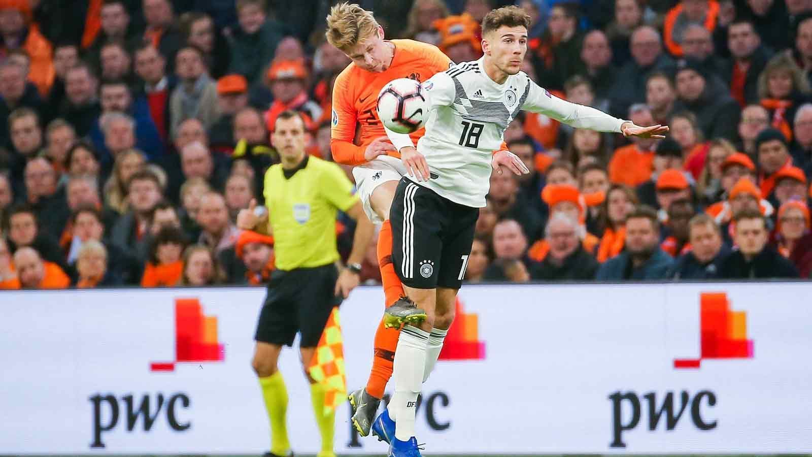 
                <strong>Leon Goretzka</strong><br>
                Dem Achter ist die wichtige Rolle als Bindeglied zwischen den defensiveren Kollegen und dem Sturmduo zugedacht. Er muss sich mit "Oranje"-Stratege de Jong herumschlagen und tut das lange Zeit mit Bravour. Nach der Pause fehlt ihm jedoch der Zugriff auf den baldigen Barca-Spieler. Nach 70 Minuten muss er für Gündogan weichen. ran-Note: 3
              