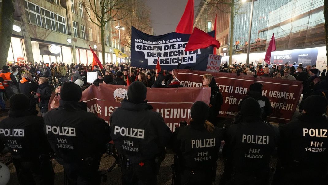 Tausende Menschen sind einem Demonstrationsaufruf des Hamburger Bündnisses gegen Rechts gefolgt. 