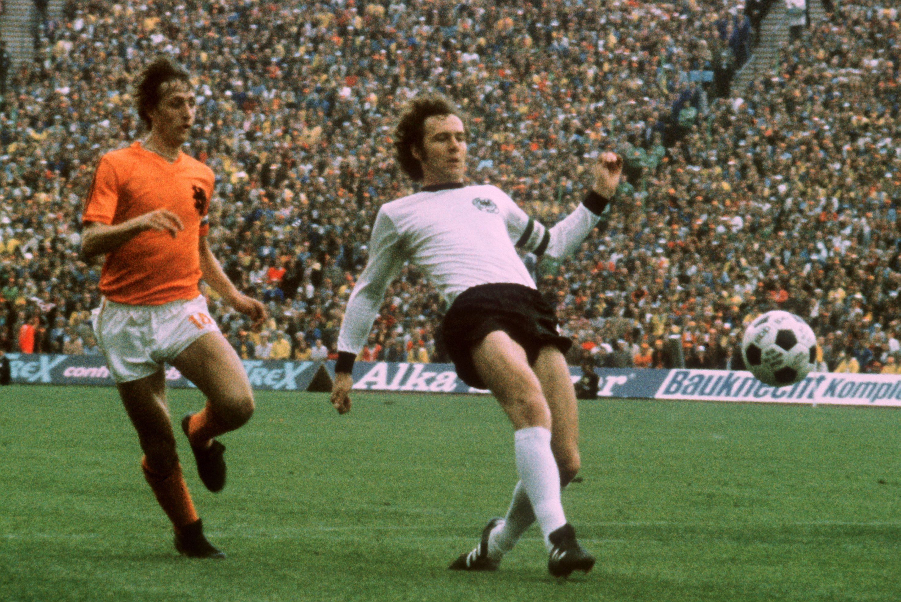 Juli 1974: Der damalige Fußball-Nationalspieler Franz Beckenbauer in Aktion beim WM-Finale gegen den Niederländer Johan Cruyff.