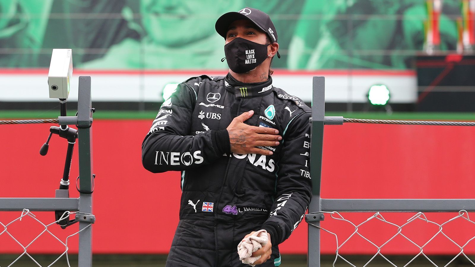 
                <strong>92. Sieg! Hamilton knackt Schumi-Rekord</strong><br>
                345 Rennen lang hielt Michael Schumachers Rekord von 91 Grand-Prix-Siegen in der Formel 1. Am 25. Oktober 2020 knackte Lewis Hamilton die ewige Bestmarke. In Portimao/Portugal holte sich der Brite im Mercedes seinen 92. Erfolg bei einem Formel-1-Rennen. Und wie! Die letzten 46 Runden führte Hamilton den Großen Preis souverän an, hat am Ende 25 Sekunden Vorsprung vor seinem Teamkollegen Valtteri Bottas. Der nächste Rekord ist längst zum Greifen nah. Noch fünf Rennen - dann wird sich der 35-Jährige wohl seinen siebten WM-Titel schnappen und mit Schumi gleichziehen. 
              
