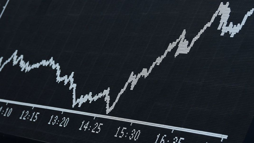 Ansteigende Kurve: Der Dax legt nach der Bekanntgabe des Zollabkommens deutlich zu. (Symbolbild)