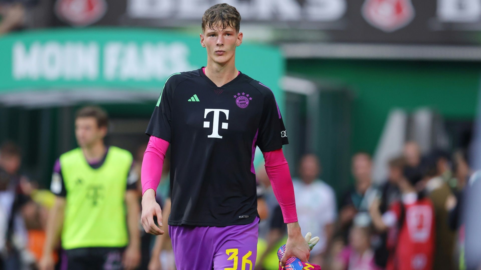 <strong>Tom Ritzy Hülsmann</strong><br>Vor dem Peretz-Deal statteten die Bayern zudem Nachwuchskeeper Tom Ritzy Hülsmann mit einem Profi-Vertrag aus. Der neue Kontrakt des 19-Jährigen beim deutschen Rekordmeister läuft bis 2026. Hülsmann, der 2017 von Eintracht Trier nach München wechselte, saß zuletzt beim 0:3 im Supercup gegen Leipzig und beim 4:0 zum Liga-Auftakt in Bremen hinter Ulreich als Ersatztorwart der Bayern auf der Bank.