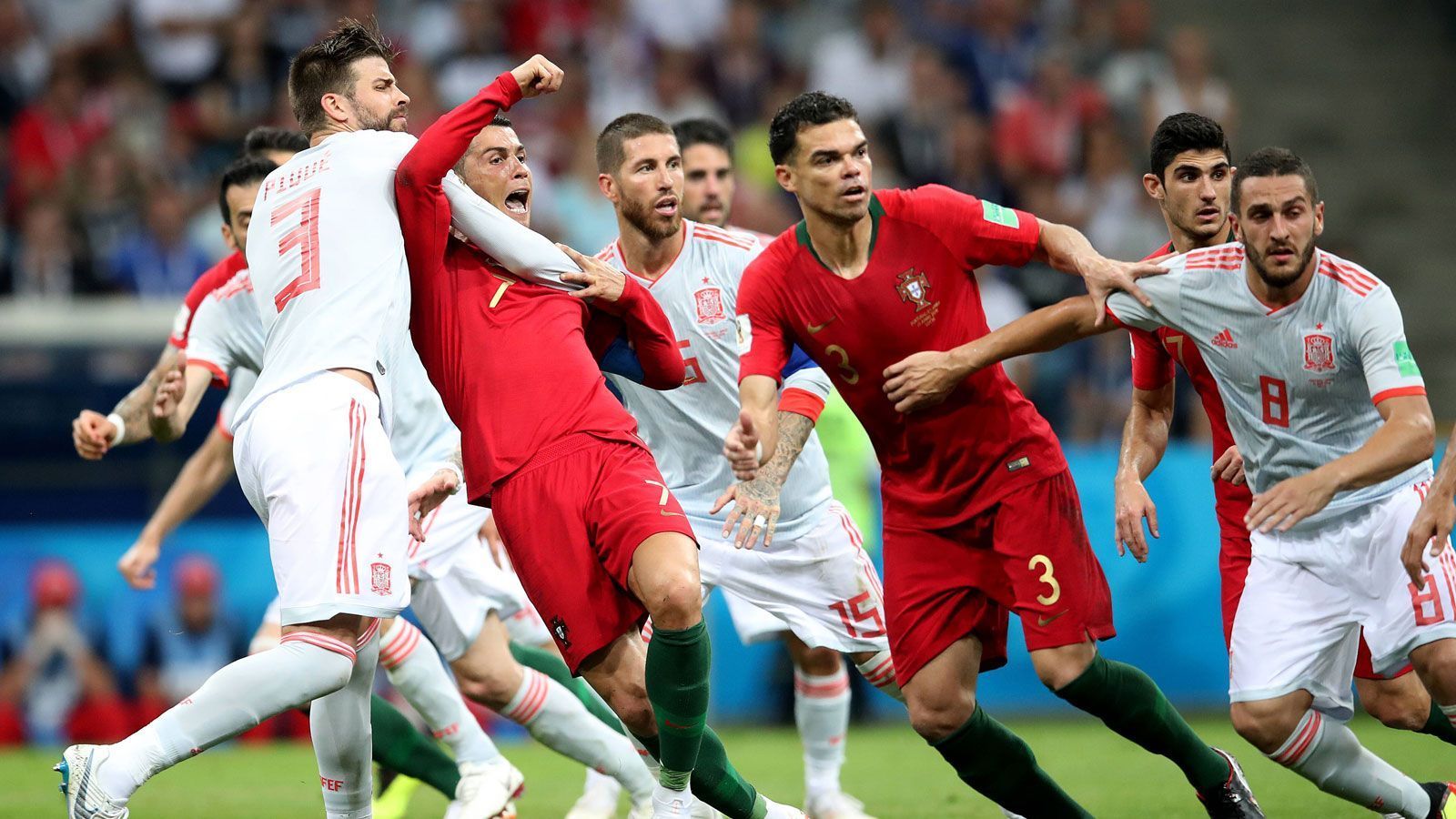 
                <strong>WM 2018: Portugal gegen Spanien in der Einzelkritik</strong><br>
                Es war die Ronaldo-Show in Sotschi! Der Superstar sicherte den Portugiesen mit einem spektakulärem Hattrick ein 3:3-Unentschieden gegen Spanien. ran.de bewertet die Spieler beider Teams in der Einzelkritik. 
              