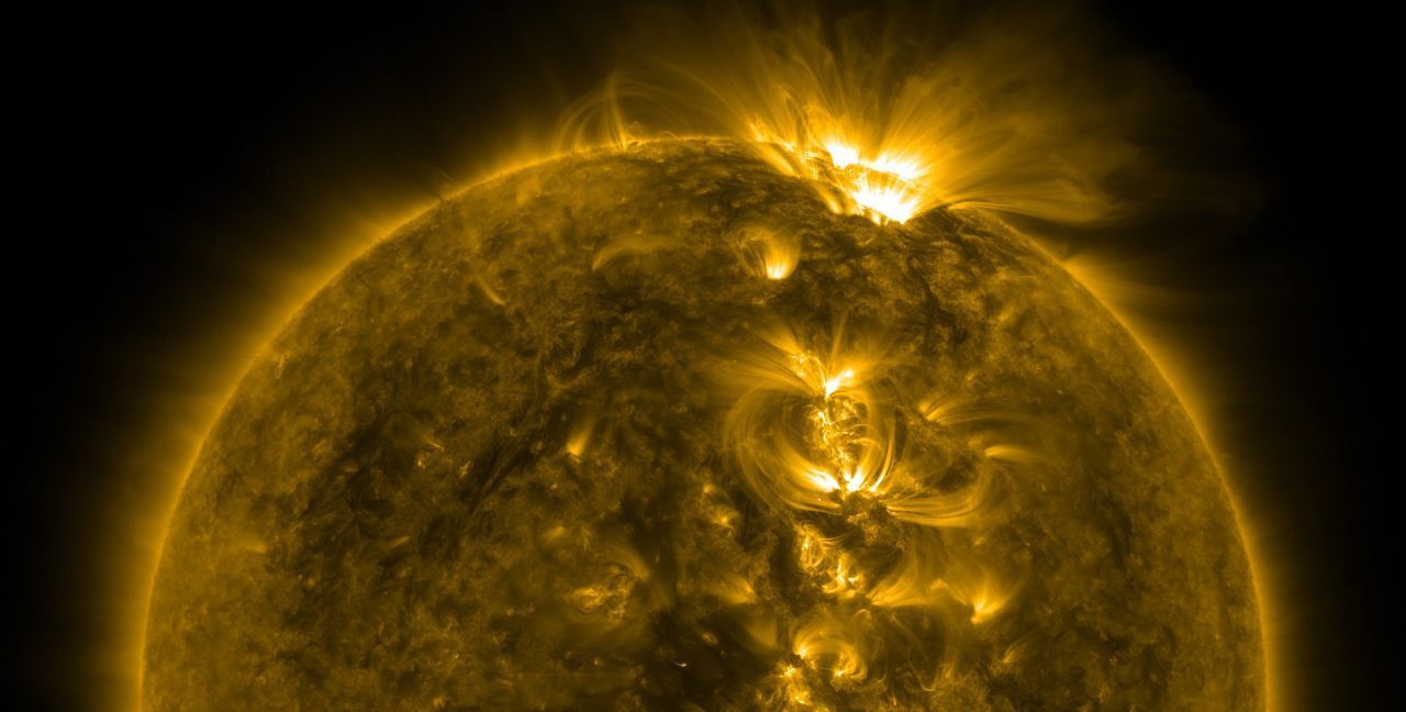 Über der Oberfläche aus Plasma befindet sich die Sonnenatmosphäre, die Corona. Auf ihrer Reise um die Sonne flog die Sonde mehrmals in die Atmosphäre hinein und wieder heraus. Die NASA-Wissenschaftler:innen nehmen daher an, dass die Hülle nicht aussieht wie eine glatte Kugel, sondern wie ein zerbeulter Ball.