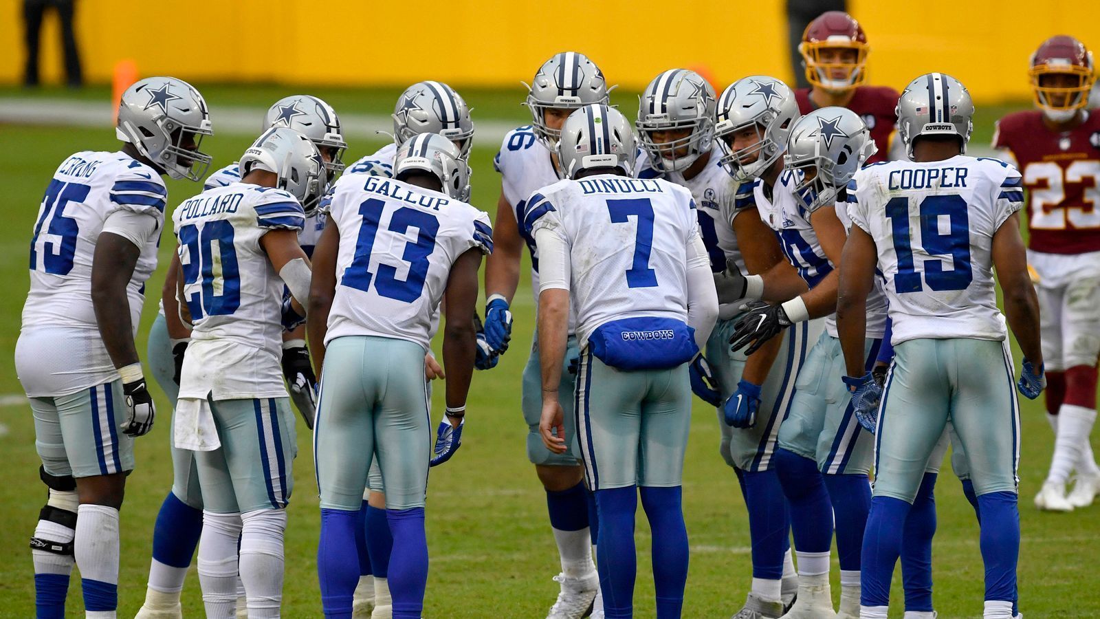 
                <strong>Treffen mit Dak</strong><br>
                Auch Prescott gab DiNucci warme Worte mit auf den Weg. Beide trafen sich auf dem Trainingsgelände. "Ich ging auf ihn zu und sagte: 'Hey, du hast nicht gesagt, dass mein Rookie-Jahr so werden würde'", erinnerte sich der Neuling. "Er lachte und umarmte mich und sagte nur: 'Wir haben darüber gesprochen. Geh raus und tu es'", erinnerte sich DiNucci. "Es ist das Spiel, das ich seit der siebten Klasse spiele. Ich werde nicht versuchen, es zu mehr zu machen als es ist. Ich werde Spaß damit haben, viel Energie und viel Selbstvertrauen mitbringen und mein Spiel für sich selbst sprechen lassen." Ein mutiger Ansatz. Warum aber auch nicht, denn hey: Es ist 2020.
              