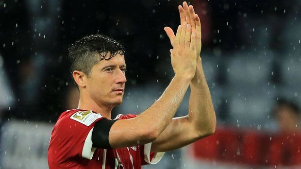 
                <strong>Robert Lewandowski: Auftaktsiege</strong><br>
                Ein Sieg zum Auftakt ist für Robert Lewandowski gewiss keine Überraschung mehr. Der Stürmer gewann mit seinem jeweiligen Team (FC Bayern und Borussia Dortmund) zum siebten Mal in Folge das erste Spiel der neuen Bundesliga-Saison. Der Pole ist der erste Spieler in der Liga, der sieben Mal in Folge am ersten Spieltag als Gewinner vom Gewinner vom Feld ging. (Quelle: Opta)
              