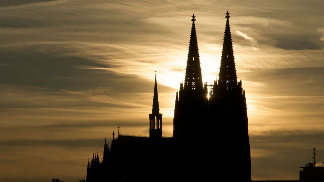 Mitarbeiter und Kleriker des Erzbistums Köln sollen versucht haben, "massenhaft" auf Pornos über ihre Dienstrechner zuzugreifen.