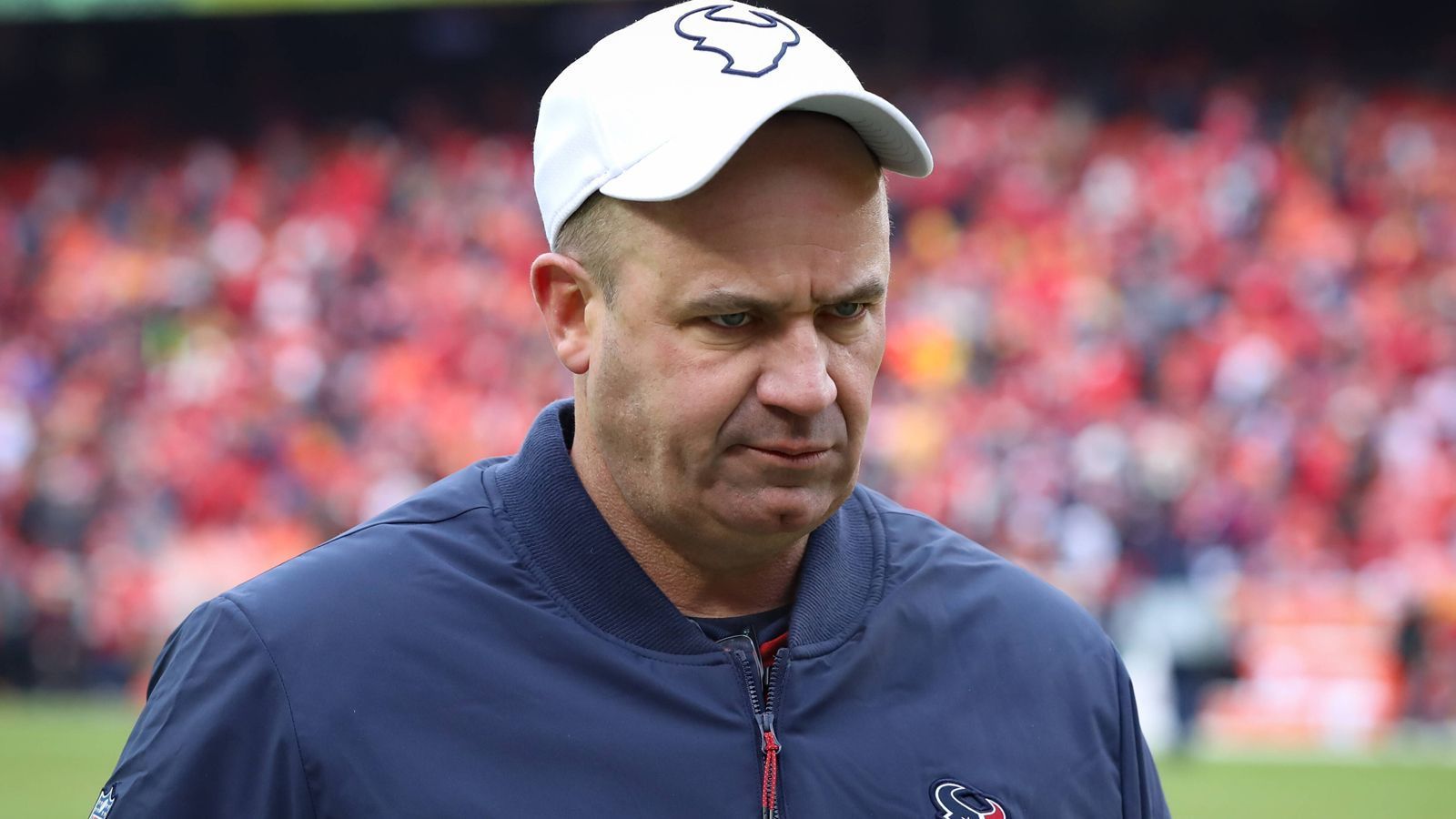 
                <strong>Bill O'Brien (Houston Texans)</strong><br>
                Mit dem "schlechtesten Trade der Geschichte" (CBS über das Tauschgeschäft zwischen den Texans und Cardinals um Superstar-Receiver DeAndre Hopkins und Running Back David Johnson) bietet O'Brien Angriffsfläche, nicht nur als Trainer, sondern auch als Manager. Er sitzt schon länger auf einem stark angewärmten Stuhl, denn die Bilanz der letzten Jahre lautet: vier Playoff-Teilnahmen in fünf Jahren - allerdings nie mehr als die Divisional Round. Die Zeit ist reif für mehr - oder für einen neuen Trainer?
              