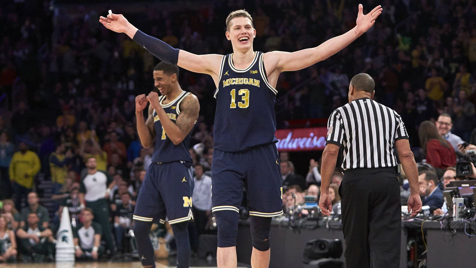 
                <strong>Moritz Wagner</strong><br>
                Der 2,11 Meter große Moritz Wagner ist in Berlin geboren und spielte von 2015 bis 2018 an der University of Michigan. Mit den Wolverines hat er es im März bis ins College-Finale geschafft. Dafür ebnete der 21-jährige Power Forward/Center im Halbfinale den Weg, als er 24 Punkte 15 Rebounds auflegte. Seit den späteren NBA-Legenden Larry Bird und Hakeem Olajuwon ist dies keinem Spieler mehr in einem College-Halbfinale gelungen. 
              