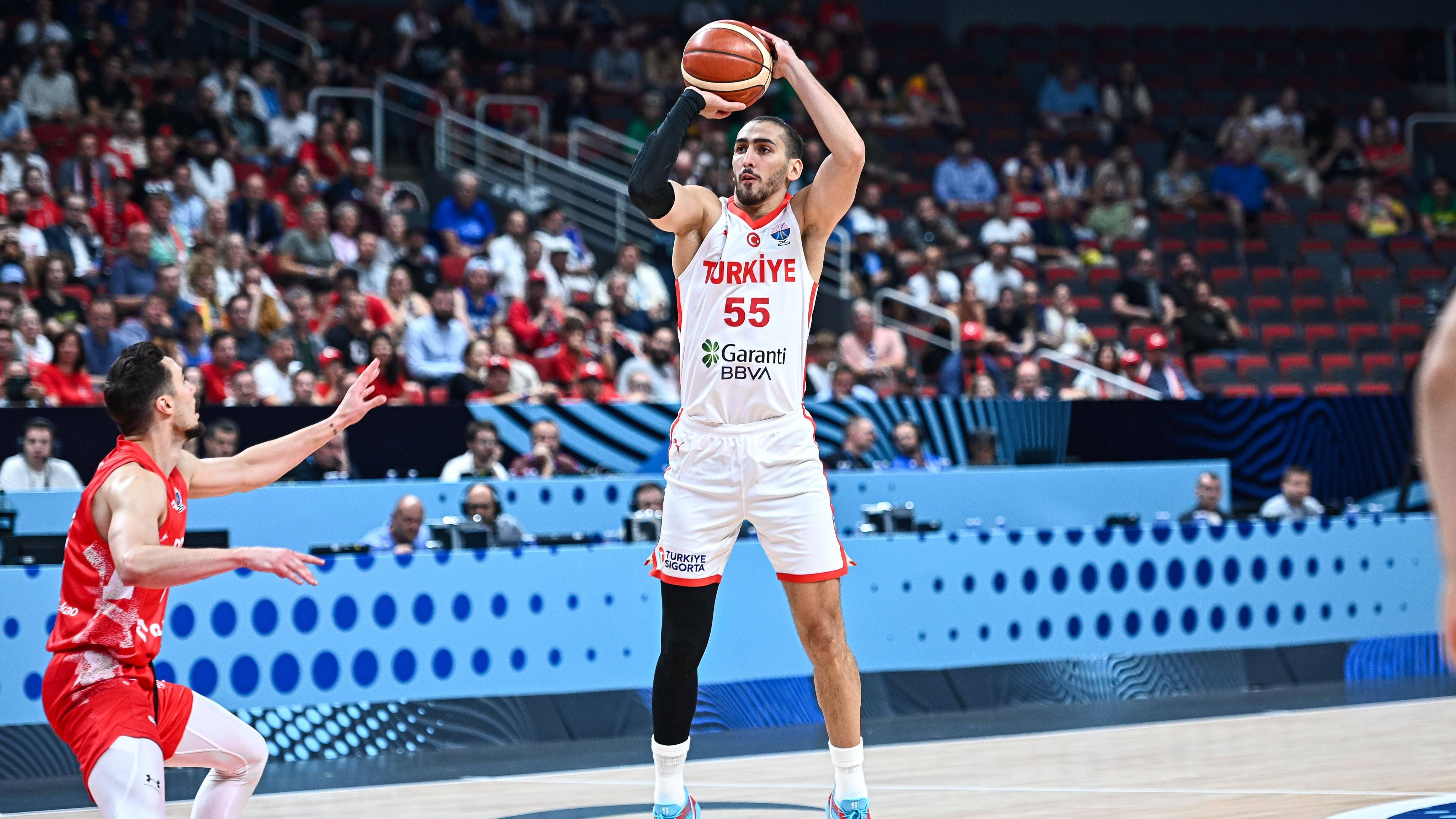 <strong>Kenan Sipahi</strong>&nbsp;<br><strong>Größe:</strong> 1,97 Meter<br><strong>Position:</strong> Point Guard<br><strong>Alter:</strong> 30<br><strong>Verein: </strong>Bahcesehir Koleji (Türkei)<br><strong>Stats bei der EM:</strong> 5,6 Punkte, 3,8 Assists, 1,8 Rebounds<br><strong>Beste Regular Season seiner Karriere:</strong> 2021/22 bei Besiktas S.J. (Türkei) mit 11,8 Punkten, 7,5 Assists und 3,3 Rebounds