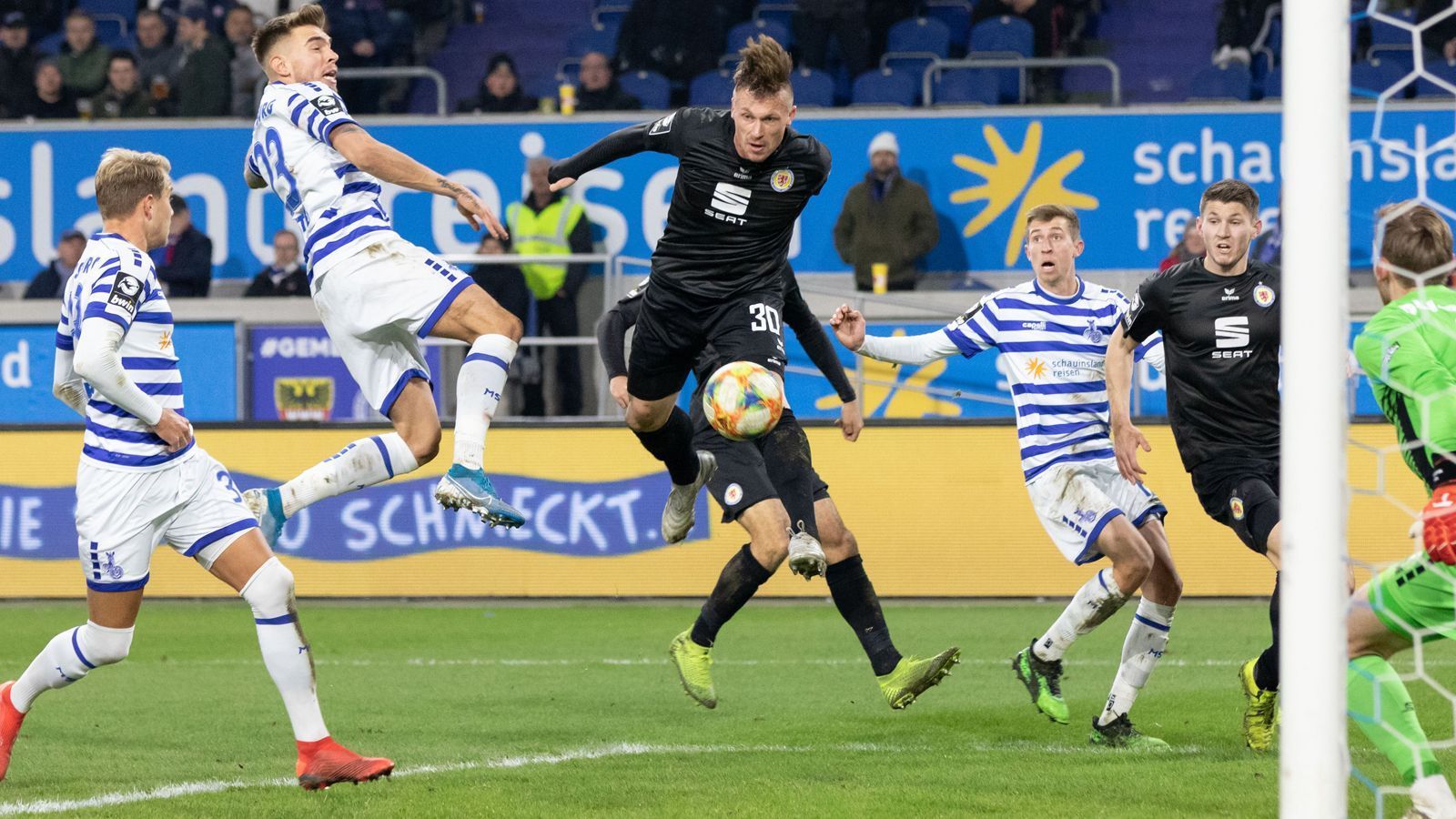 
                <strong>Warum kann nach dem 30. Juni gespielt werden?</strong><br>
                Der DFB hat seine Bestimmungen für Vertragsspieler (Paragrafen 22 und 23) angepasst. Darin heißt es sinngemäß: Betroffene Vereine können bei Spielern mit auslaufenden Verträgen Vereinbarungen treffen, dass sie nach dem 30. Juni noch dem derzeitigen Klub zur Verfügung stünden. 
              
