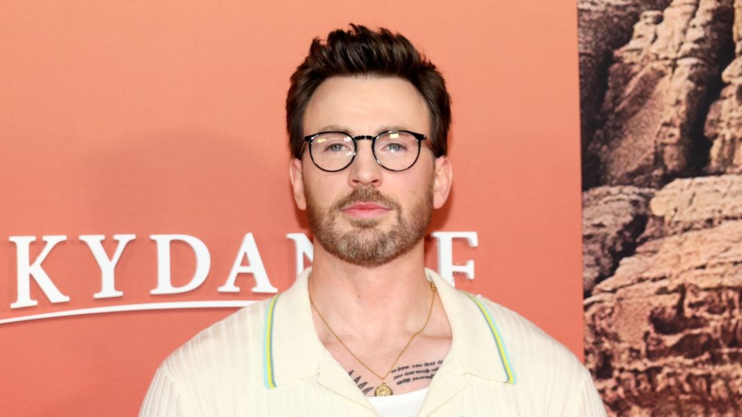 Chris Evans hat heimlich seine Verlobte Alba Baptista geheiratet. Auf einem Event spricht der Marvel-Star jetzt über seine Trauung. Alle Infos gibt's hier.