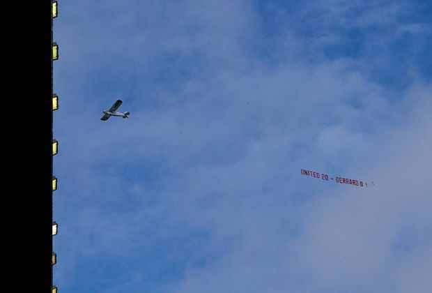 
                <strong>Nur der Meistertitel fehlt</strong><br>
                Spott-Flugzeug der Manchester United-Fans über der Anfield Road. Der Grund: Steven Gerrard hat noch nie die englische Meisterschaft gewonnen. Für einen Spieler seines Kalibers ist das eine Schmach, was er auch selber zugeben musste.
              