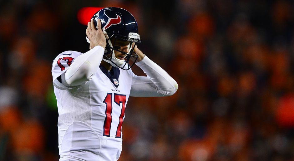 
                <strong>Verlierer: Brock Osweiler</strong><br>
                23 Pässe für 198 Yards und einem Touchdown bei drei Interceptions. Insgesamt gelingen dem Quarterback der Houston Texans nur 4,9 Yards pro Versuch. Sein längster Pass in den Divisional Playoffs gegen die New England Patriots überbrückt schier unglaubliche 19 Yards. Nach einem positiven Ausreißer in der Wild Card Round findet Osweiler wieder zu seiner Regular-Season-Form zurück. Fairerweise sei gesagt, dass es ihm seine Wide Receiver mit ihren Butterfingern nicht leichter machen. Hallo, Will Fuller!
              
